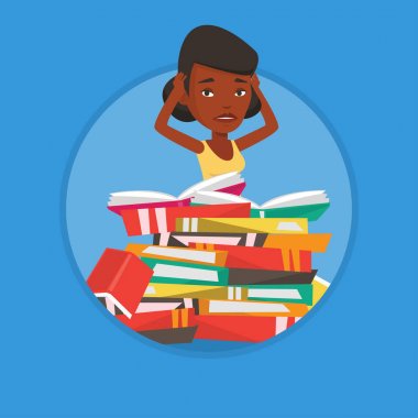 Büyük yığın kitap oturan öğrenci.