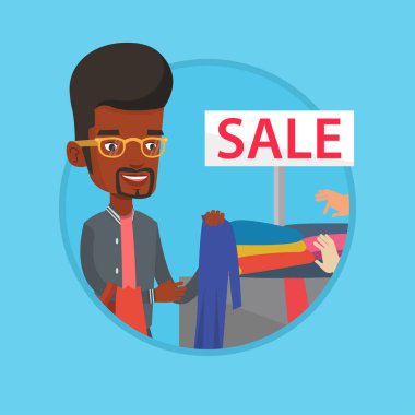 Genç adam Satılık dükkan giysiler seçmek.