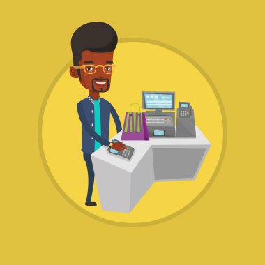 Ödeme kablosuz akıllı saat takan adam.