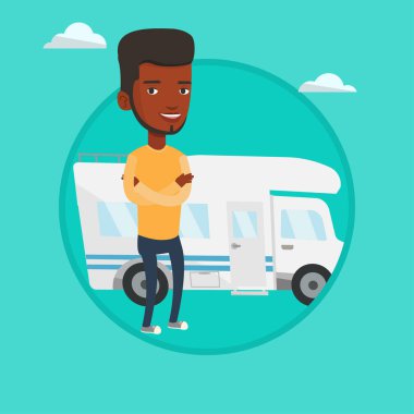 Motorlu ev önünde duran adam.