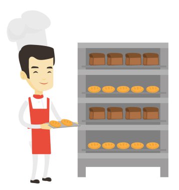 Mutlu genç erkek baker ekmek tepsi tutarak.