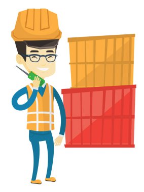 Liman işçisi kablosuz radyo konuşmak.