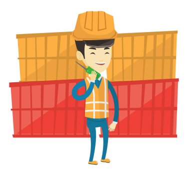 Liman işçisi kablosuz radyo konuşmak.