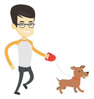 Genç adam köpeğiyle yürüyor.