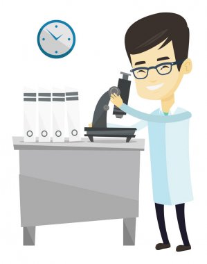 Laboratuar asistanı ile mikroskop.