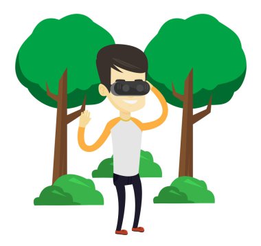 Sanal gerçeklik kulaklık parkta giyen adam.
