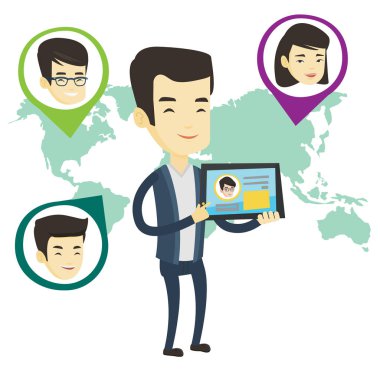 Adam holding tablet ile sosyal ağ.