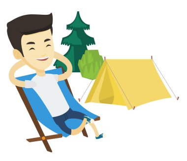 Kampta koltuk katlama oturan adam.