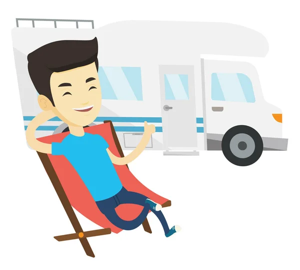 Muž sedící v křesle před karavan. — Stockový vektor