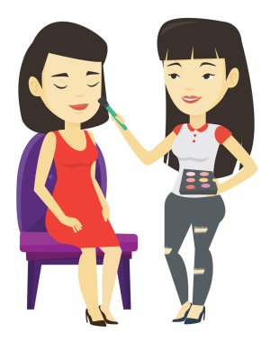 Visagiste şık kız makyaj yapıyor.