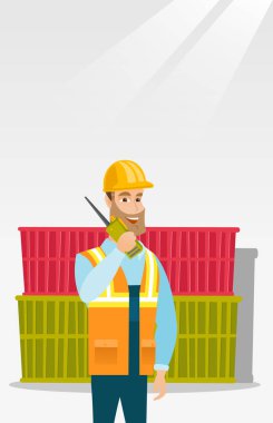 Liman işçisi kablosuz radyo konuşmak.