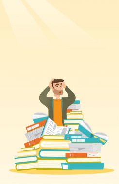 Büyük yığın kitap oturan öğrenci.