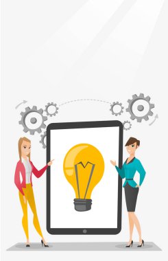 İş fikirleri tartışmak yaratıcı iş kadınları.