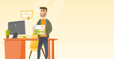 Klasörleri yığını tutan ofis çalışanı.