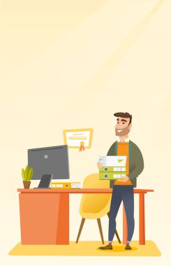 Klasörleri yığını tutan ofis çalışanı.