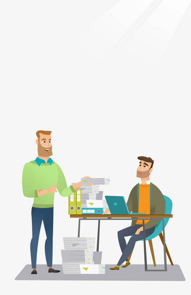 Сотрудник получает много бумажной работы
.