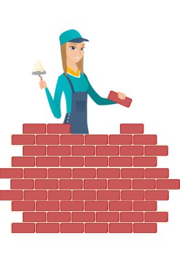 Duvarcı ustası spatula ve tuğla ile çalışma.