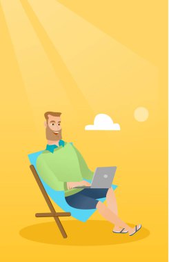 Sahilde dizüstü bilgisayarda çalışan iş adamı.