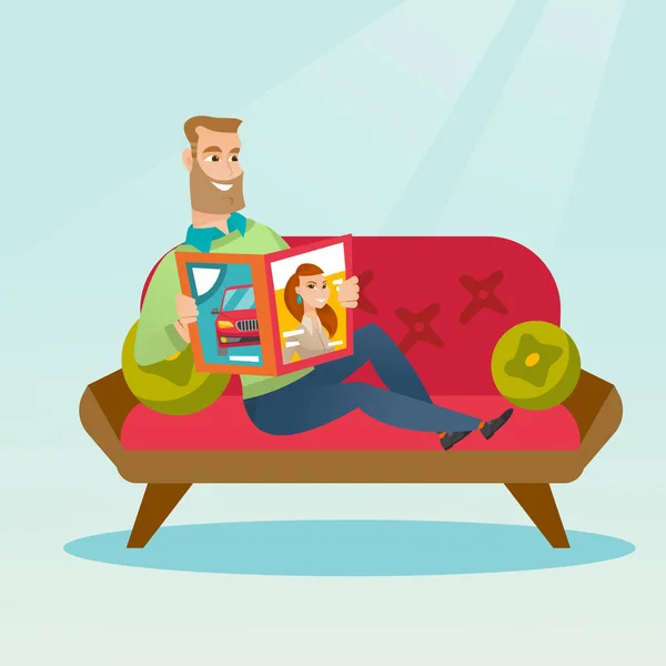 Hombre leyendo una revista en el sofá . — Vector de stock