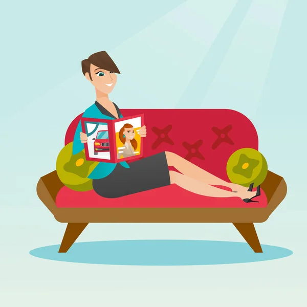 Mulher leitura revista no sofá vetor ilustração —  Vetores de Stock