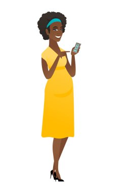 Bir cep telefonu tutan Afrika hamile kadın.