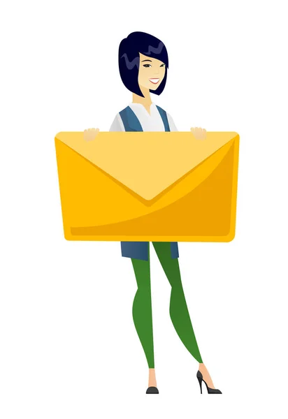 Leende affärskvinna som innehar ett stort kuvert. — Stock vektor