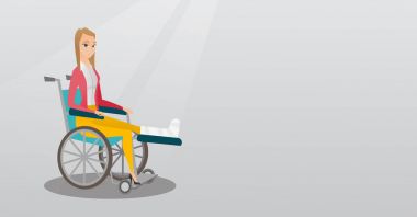 Kırık bacak tekerlekli sandalyede oturan kadınla.