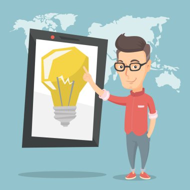 Büyük tablet bilgisayarda işaret eden adam.