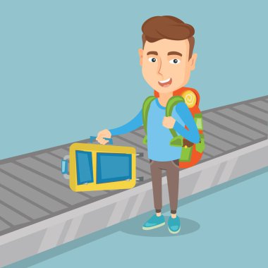 Adam bir bavulun Bagaj bandında alır..