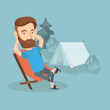 Kampta koltuk katlama oturan adam.