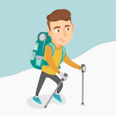 Genç mountaneer karlı bir sırt tırmanma.