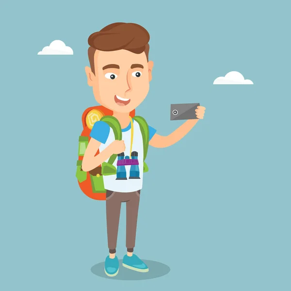 Hombre con mochila haciendo selfie . — Vector de stock