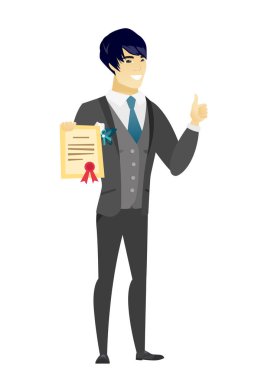 Bir sertifika tutan genç Asyalı damat.