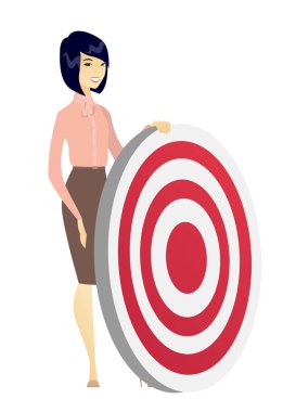 Genç iş kadını ve dart tahtası.