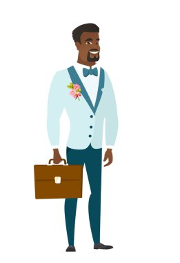 Afrikalı-Amerikalı damat holding evrak çantası.