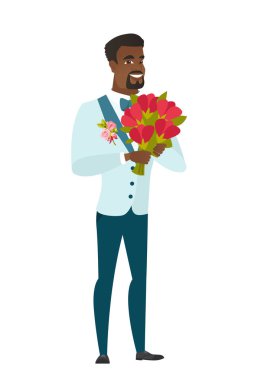 Bir buket çiçek tutan Afrika damat.
