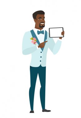 Gülümseyen damat tablet bilgisayar holding.