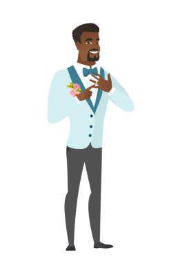 Neşeli damat altın yüzük parmağı üzerinde gösterilen.