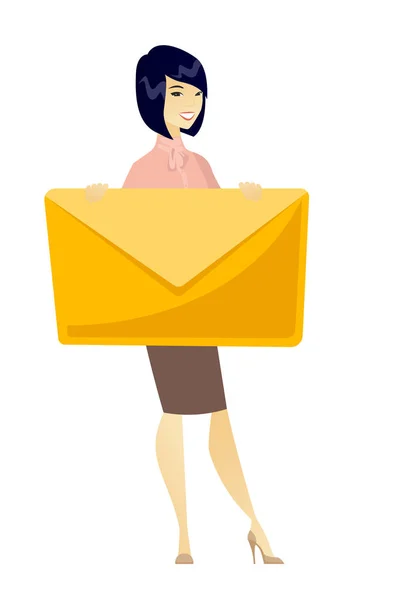 Sorrindo mulher de negócios segurando um grande envelope . —  Vetores de Stock