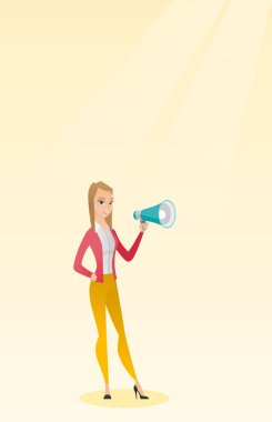 Genç kadın bir megafon konuşma.