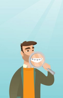 Adam dişlerini bir büyüteç ile incelenmesi.