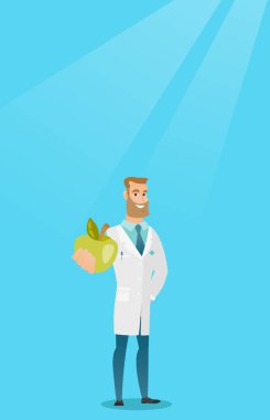 Beslenme uzmanı sunan taze elma.