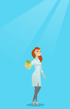 Beslenme uzmanı sunan taze elma.