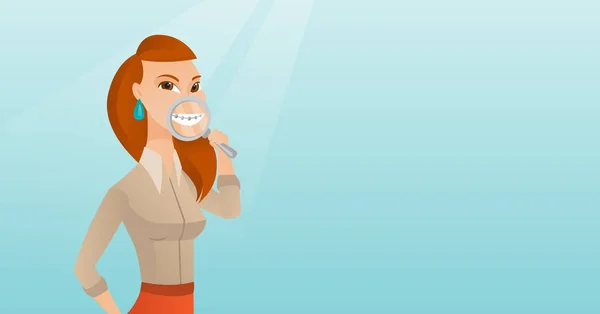 Mujer examinando sus dientes con una lupa . — Vector de stock