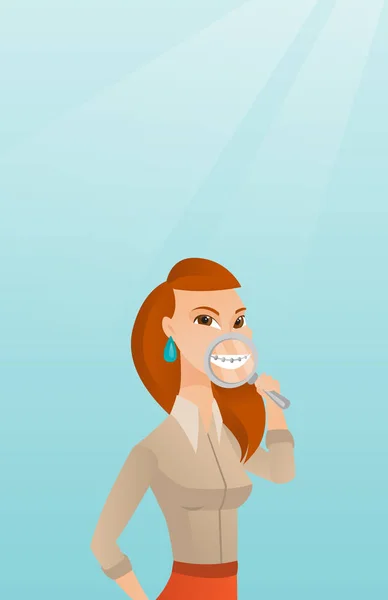 Mujer examinando sus dientes con una lupa . — Vector de stock