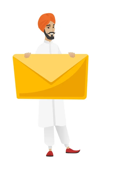 Homme d'affaires souriant tenant une grande enveloppe . — Image vectorielle