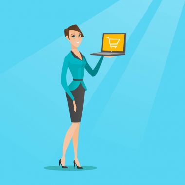 Laptop bir ekranda arabası ile tutan kadın.