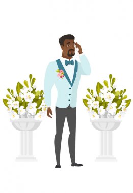 Beyaz damat düğün töreni sırasında ağlıyor.