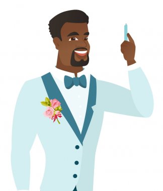 Kalem ile Afrikalı-Amerikalı genç gülümseyen damat.