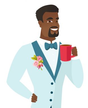 Kahve tutan genç Afro-Amerikan damat